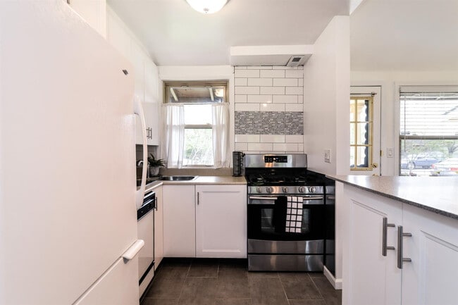Building Photo - 2263 Parkwood Ave