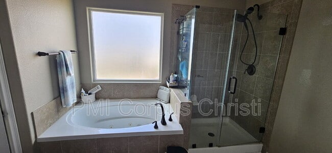 Building Photo - 7813 Cattlemen Dr