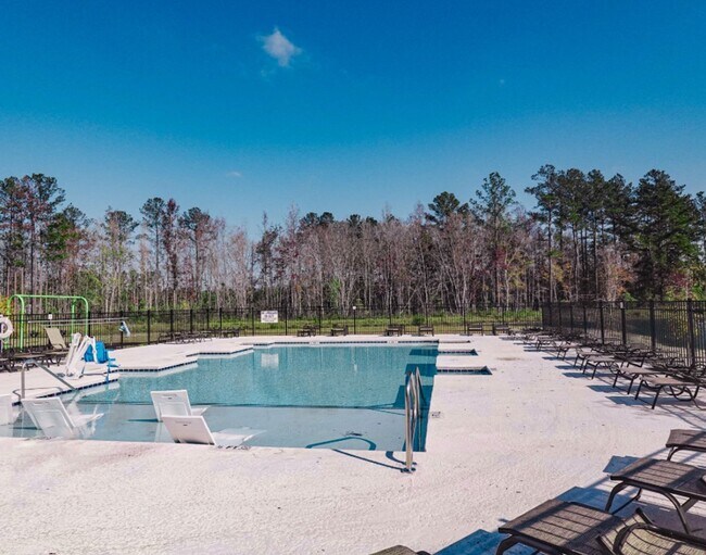 Building Photo - AVAILABLE NOW!