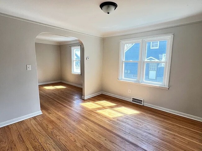 Building Photo - Walking Distance from Downtown!!!
