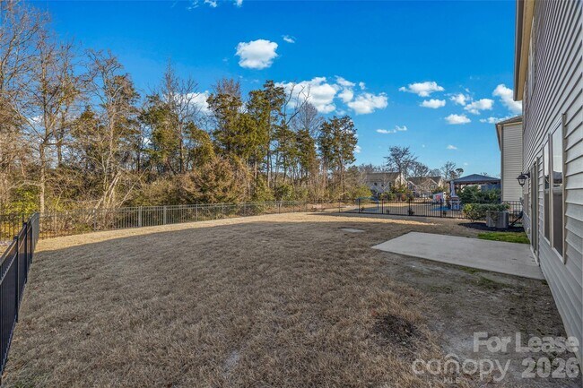 Building Photo - 5811 Fenway Dr