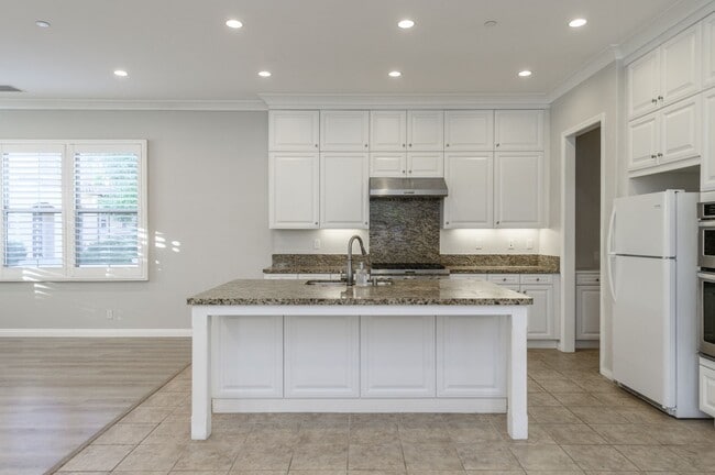 Building Photo - FOR RENT 4BD/3.5 BA/2Garage/Single Family ...