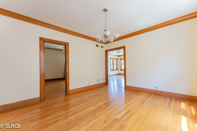 Building Photo - 5325 W Montrose Ave