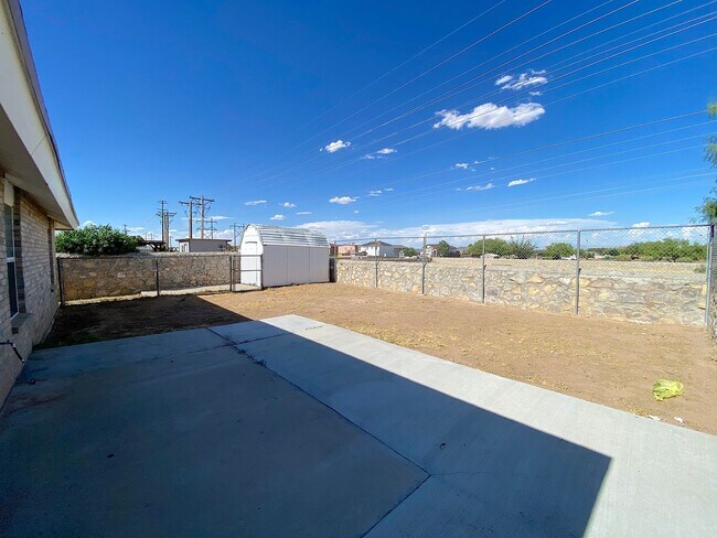 Building Photo - Northeast El Paso 4 bed with Refrig A/C