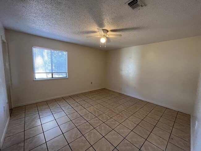 Building Photo - 841 Meadow Ln