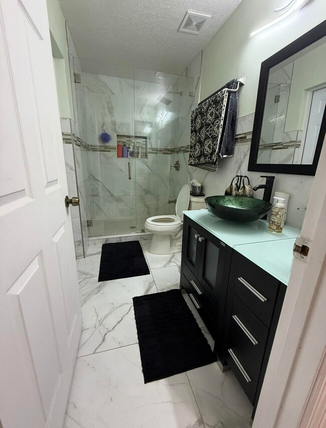 Building Photo - 1082 SW Bellevue Ave