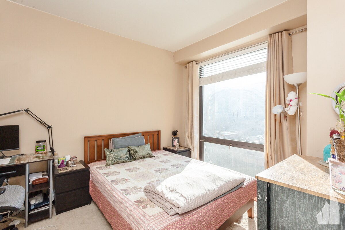 Building Photo - 1 E 8th St