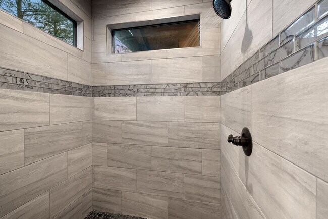 Building Photo - 222 Lost Creek Trl