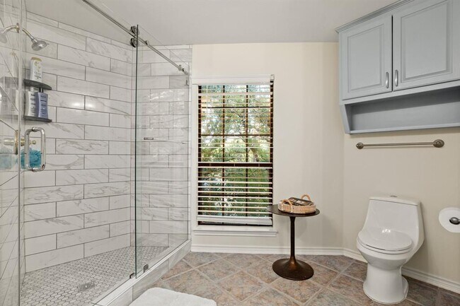 Building Photo - 1352 Lakeshore Dr