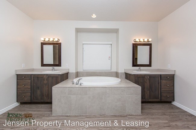 Building Photo - 3276 E Red Cedar Dr