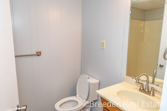 Building Photo - 160 Crump St