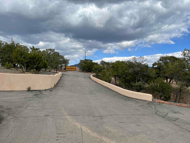 Building Photo - 4 Old Agua Fria Rd E