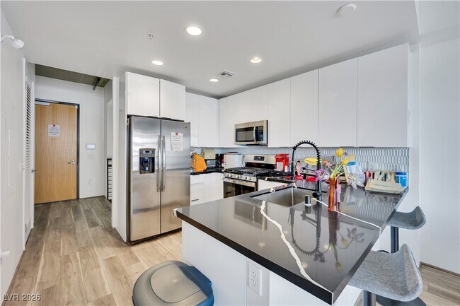 Building Photo - 353 E Bonneville Ave