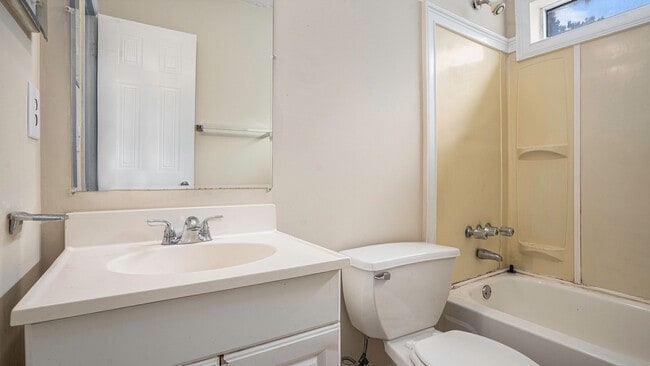 Building Photo - 3 bdrm, 2.5 bath in Lithonia