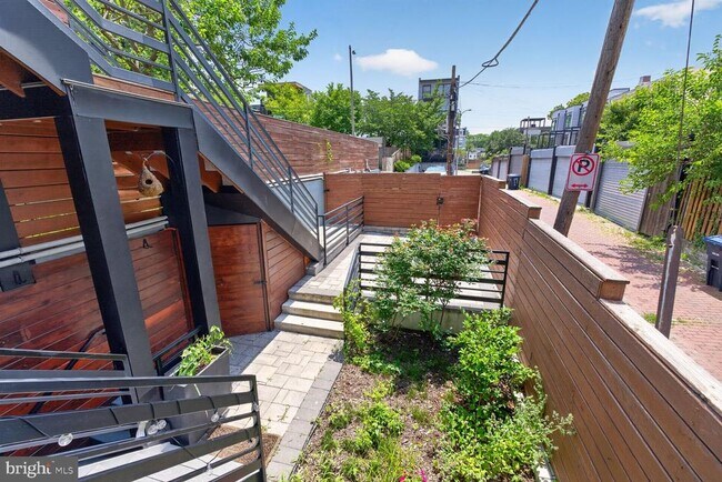 Building Photo - 724 Varnum St NW