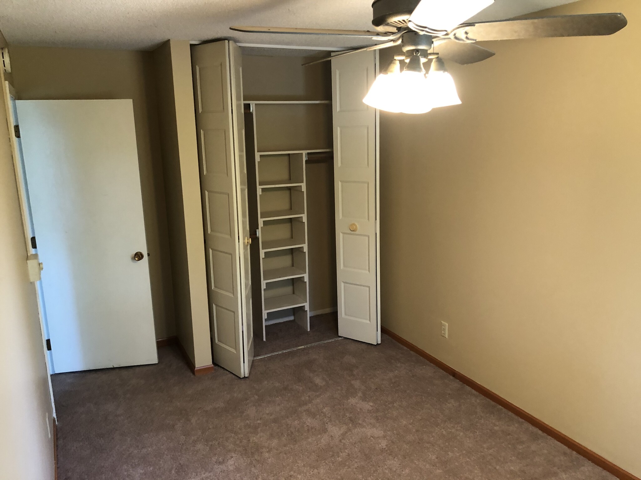 Building Photo - 1601 N Innsbruck Dr