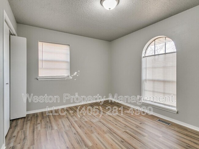 Building Photo - 1011 Crown Dr