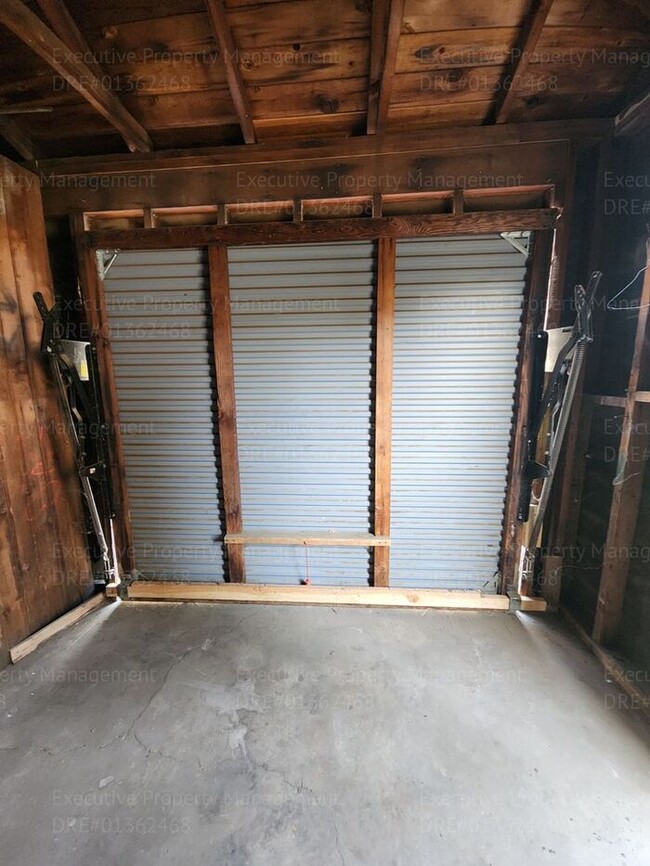 Building Photo - Move in ready. 3 bedrooms/ 1.5 bath, yard,...