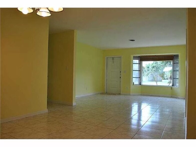 living room - 3345 Hayes St