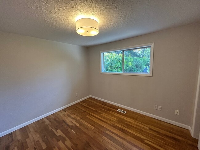 Building Photo - 16810 NE Couch Ct