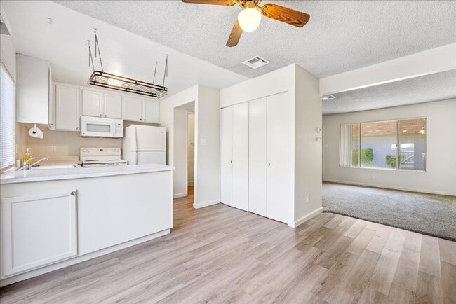Building Photo - 8828 La Riviera Dr