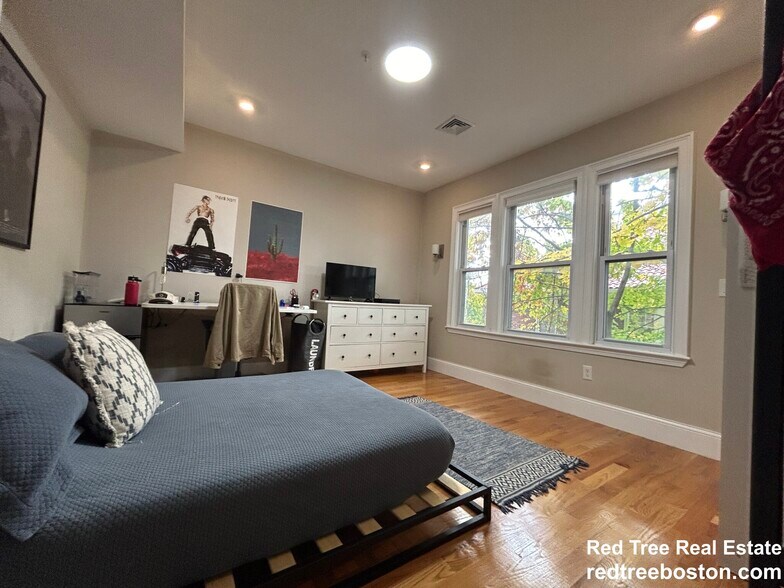 Building Photo - 1778 Commonwealth Ave