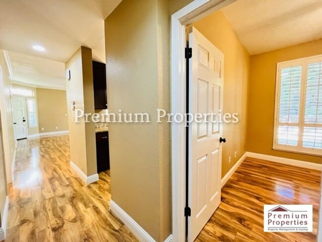 Building Photo - Beautiful 2BD/2BA Condo Unit in the Gated ...
