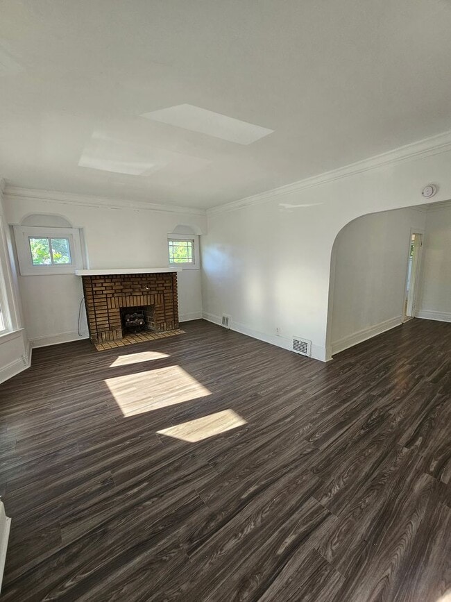 Building Photo - Newly Updated 2 Bedroom Unit