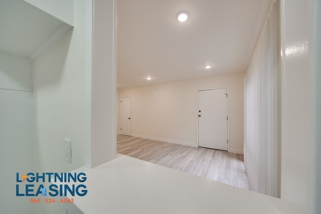 Building Photo - 921 Normandie Ave