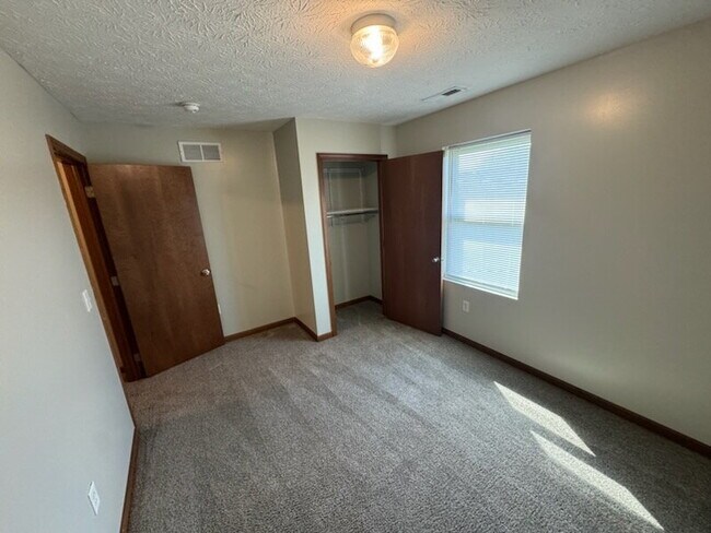 Building Photo - 2 Bedroom Townhouse with Garage