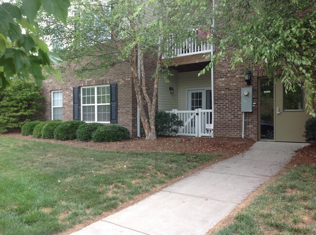 Building Photo - Eagle Creek Condos at Hillcrest!