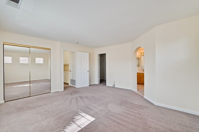 Building Photo - Introducing a Spacious 4 Bed 2.5 Bath Town...