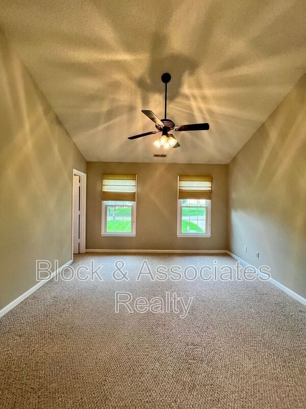 Building Photo - 1613 Round Hill Cir