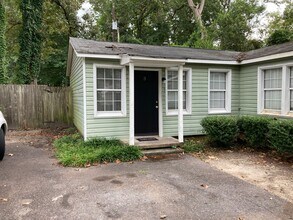 Building Photo - 2 Bed, 1 Bath Apartment