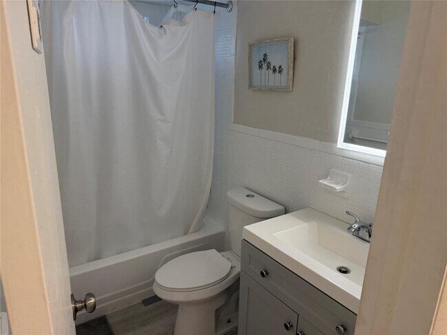 Building Photo - 1638 Plunkett St