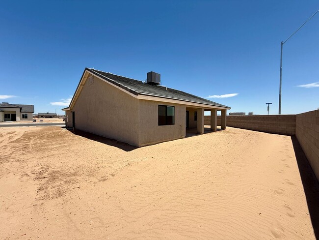 Building Photo - San Luis Corner Lot home with a Large Mast...