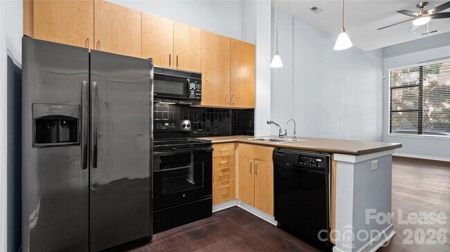 Building Photo - 2125 Southend Dr