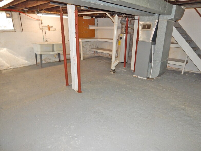 Building Photo - 235 E Elm St