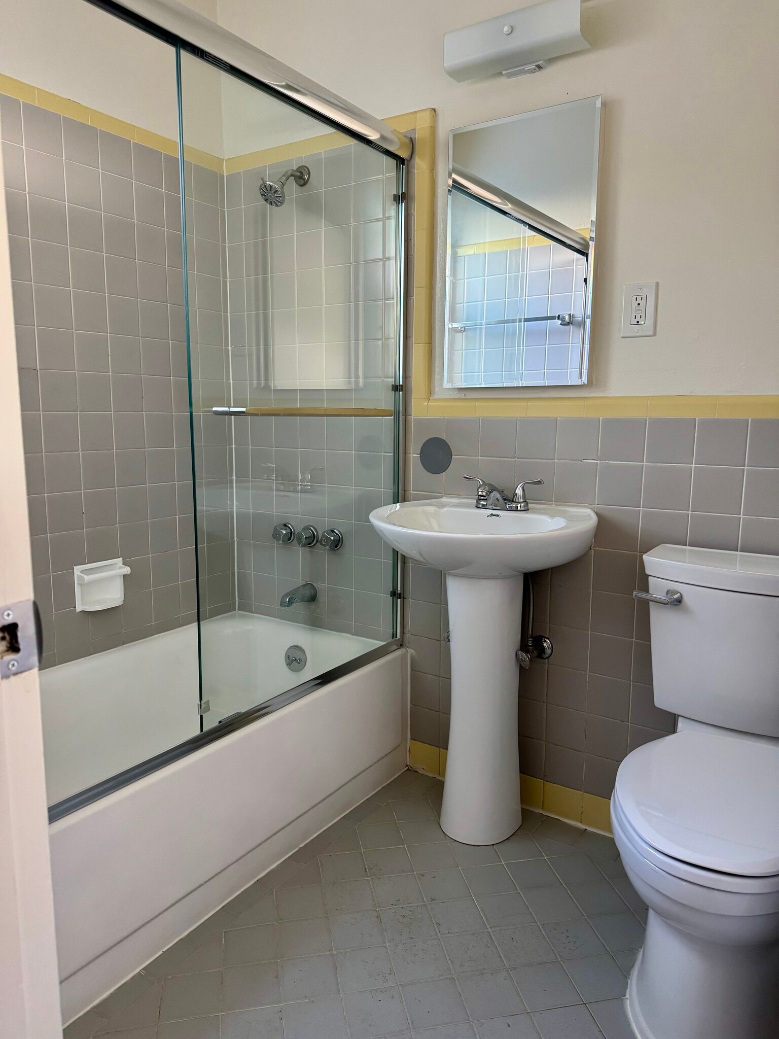 bathroom has lots of hot water and tub-shower combo - 554 Monterey Blvd