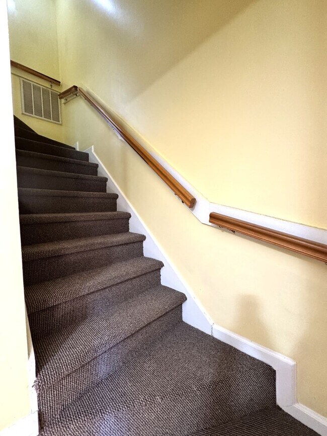 Building Photo - 2BR/2.5 Bath Townhome Minutes to Camp Lejuene