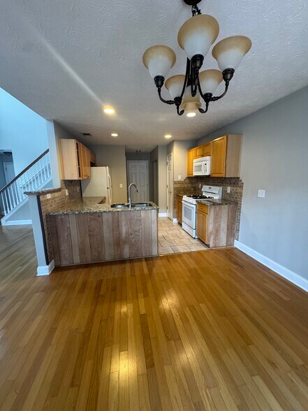 Building Photo - 2320 Lexington Ln