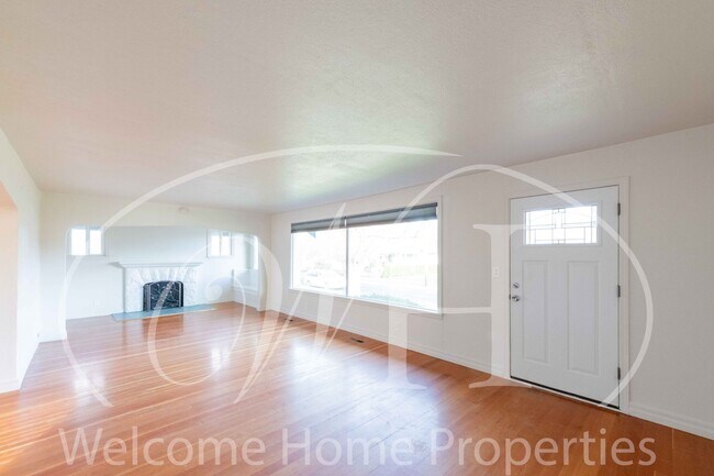 Building Photo - Spacious 4 Bedroom Home with Fireplace and Fenced Yard