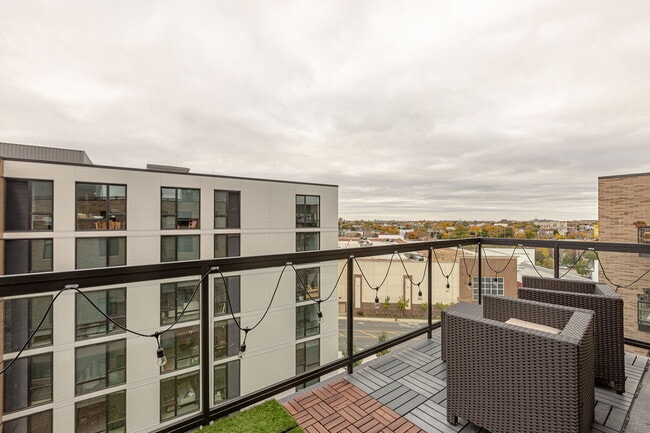 Building Photo - 1701 W Webster Ave