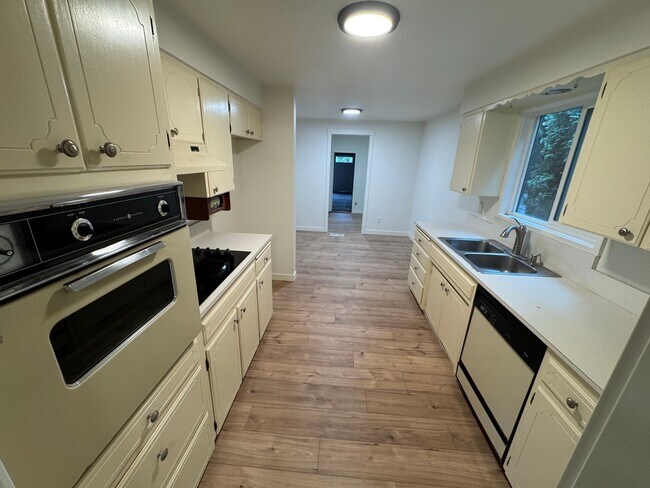 Building Photo - Beautifully Renovated 4-Bedroom Home in NW Corvallis