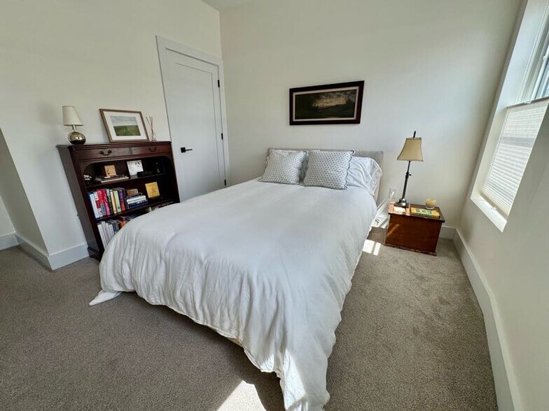 Building Photo - 34 Bridge St