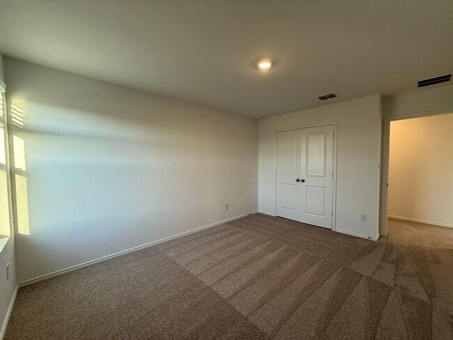 Building Photo - 561 Sormonne Lp