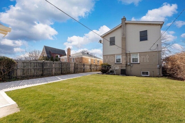 Building Photo - 301 Bohland Ave