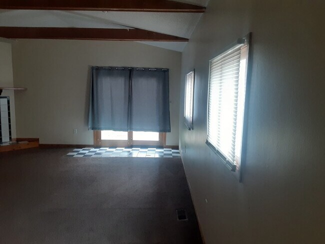 Building Photo - Nice 3 Bedroom Ranch w/ 2 Car Garage in Pe...