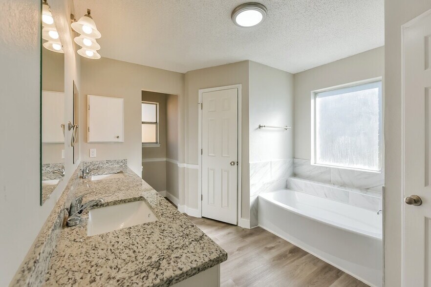 Building Photo - 813 Globe Ave