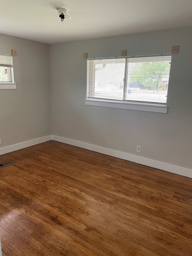 Building Photo - 1302 Ridgefield Cir